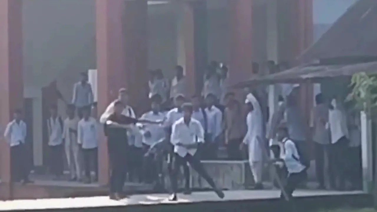 ছাত্রীর ‘মন’ নিয়ে দুই শিক্ষার্থীর মারামারি, কলেজ বন্ধ ঘোষণা